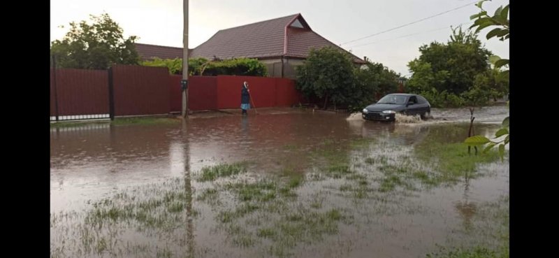 В Килие ливневый дождь затопил город (фото)