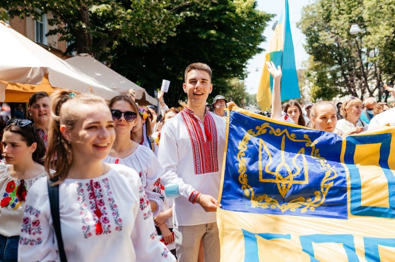В Одессе состоялся Мегамарш в вышиванках (фото)