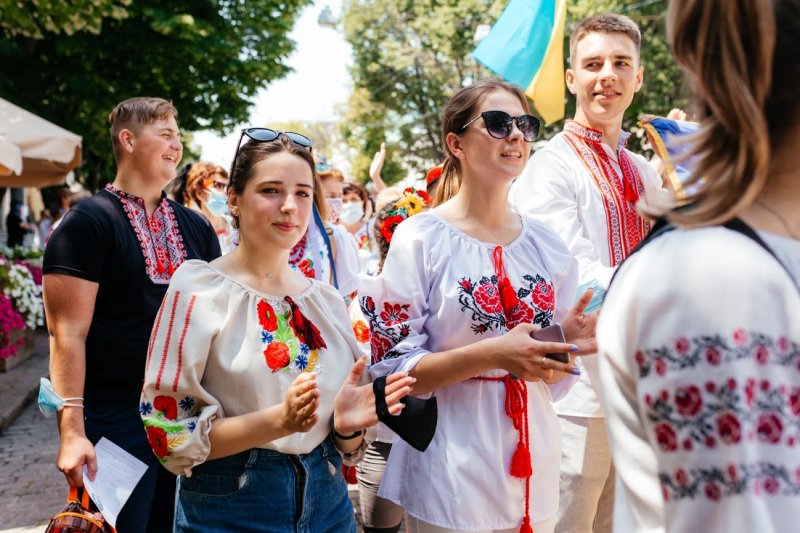В Одессе состоялся Мегамарш в вышиванках (фото)