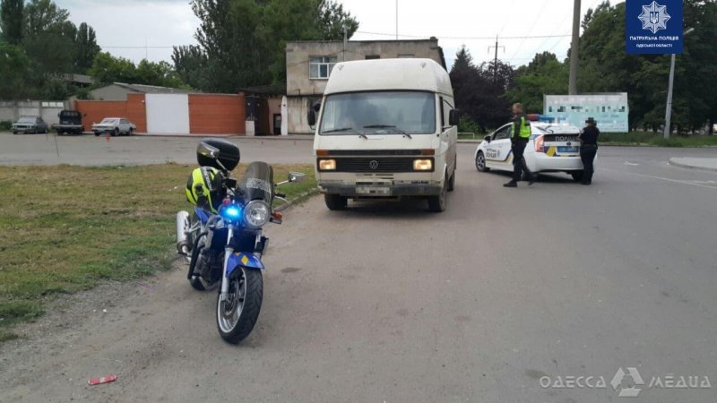 На Инглези мотопатрульные Одессы обнаружили у водителя Volkswagen наркотики (фото)