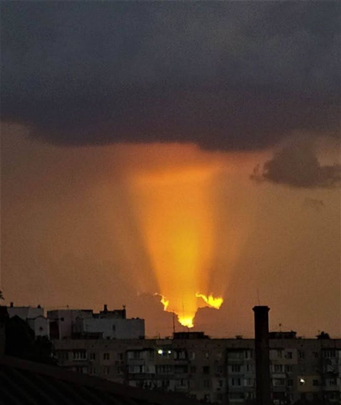 В Одессе наблюдали “небо в огне” перед ливнем (фото)