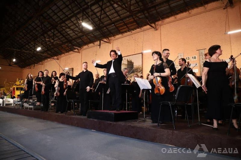 На Молдаванке на территории трамвайного депо прошёл концерт Хобарта Эрла с симфоническим оркестром (фоторепортаж)
