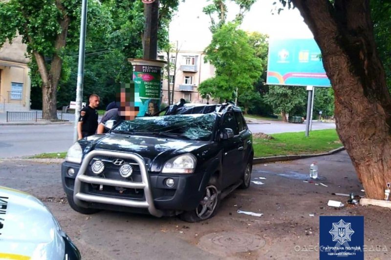 В Приморском районе Одессы перевернулся автомобиль Hyundai Tucson: есть пострадавшие