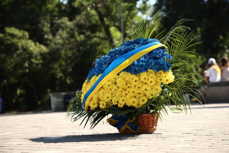 По случаю Дня Конституции в Одессе возложили цветы к памятнику Т.Г. Шевченко (фоторепортаж)