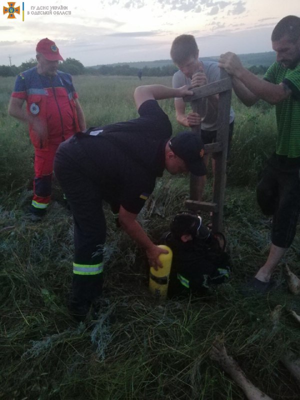 В селе Одесской области спасатели достали тела отца и ребенка из колодца с мусором (фото)
