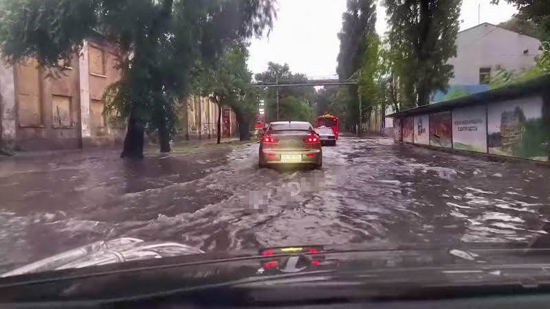 Раздельную и Южный затопило ливнем – спасатели откачивают воду