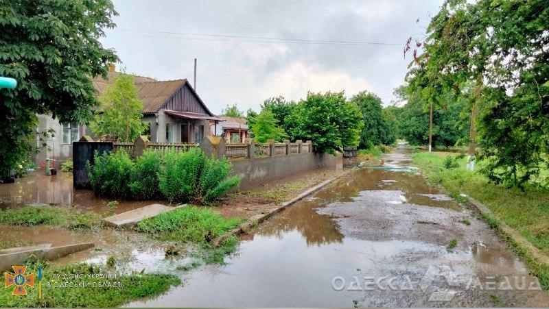 Одесские спасатели борются с последствиями непогоды (фото)