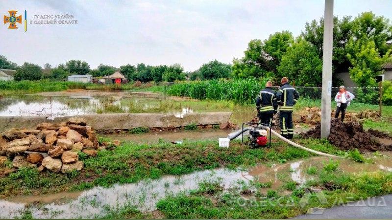 Одесские спасатели борются с последствиями непогоды (фото)