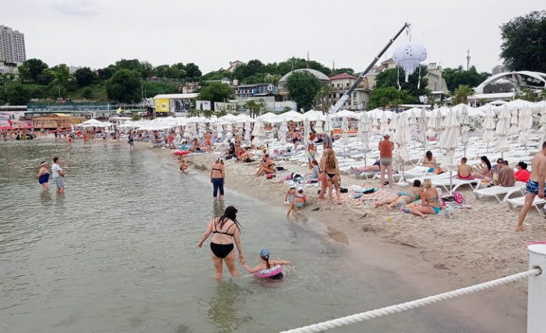 В Одессе платный пляж в Аркадии заменили на бесплатный