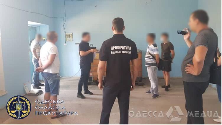 «400 литров горючего и 300 долларов ежемесячно»: одесского пожарного задержали во время получения взятки (фоторепортаж)