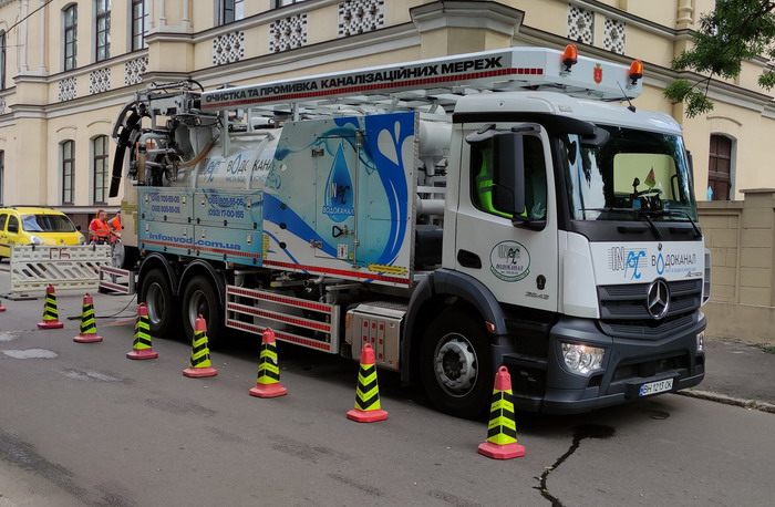 По Одессе ездит первый в Украине спецавтомобиль для канализации