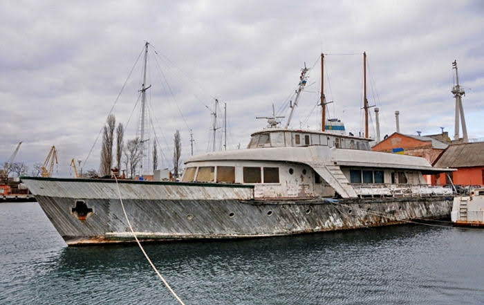 В Одесском порту подняли затонувший катер Брежнева (видео)