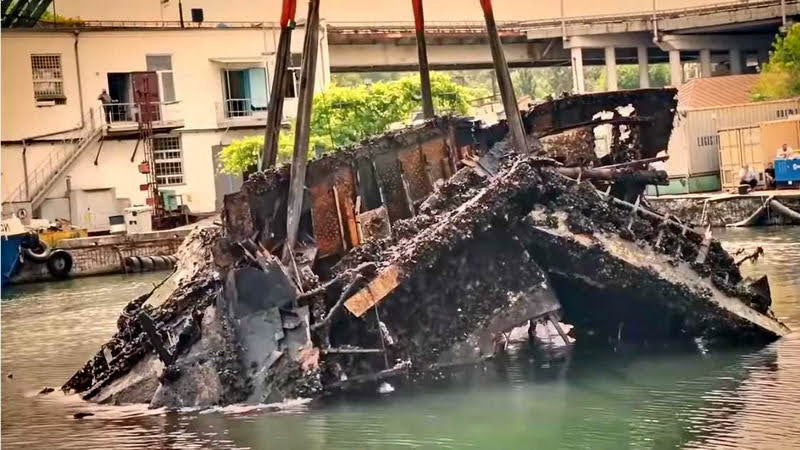 В Одесском порту подняли затонувший катер Брежнева (видео)
