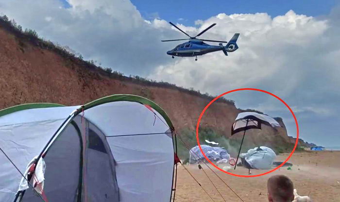 В Грибовке частный вертолет едва не покалечил туристов на пляже