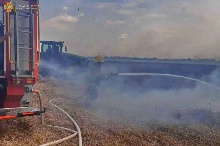 В Одесской области удар молнии поджег поле с пшеницей