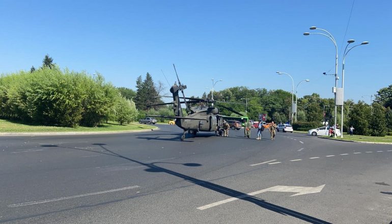 Американский вертолет совершил аварийную посадку в центре Бухареста (видео)
