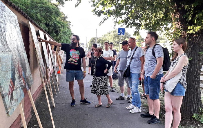 В Одессе устроили выставку у подземного перехода (фото)