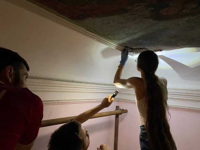 В Одессе сняли с потолка 120-летнюю картину – на реставрацию