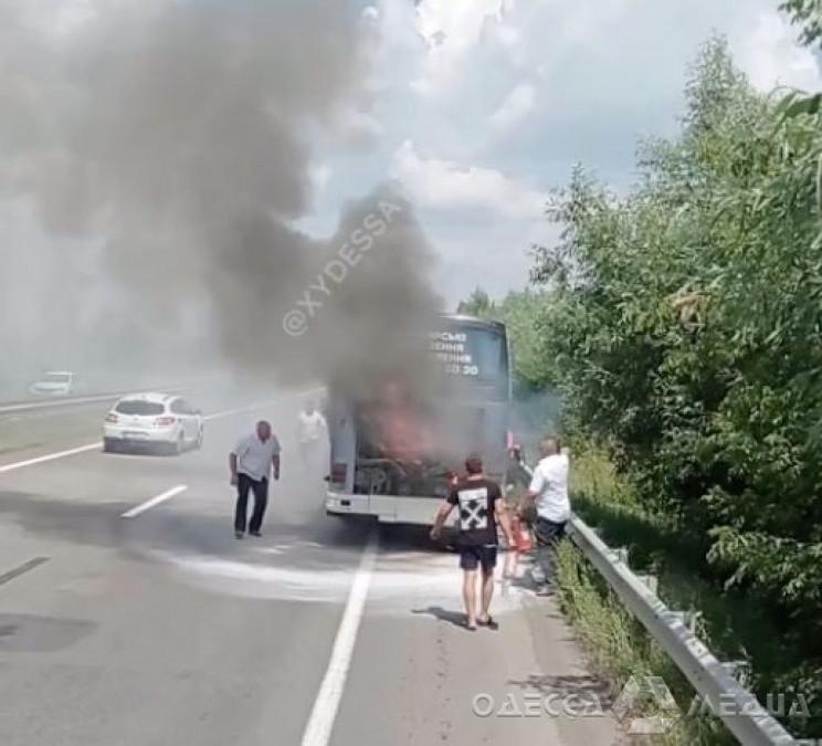 Автобус загорелся на ходу на трассе Одесса – Киев (фото, видео)