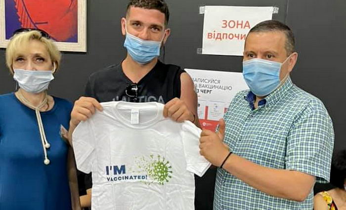 Вакцинированным от коронавируса одесситам дарят футболки