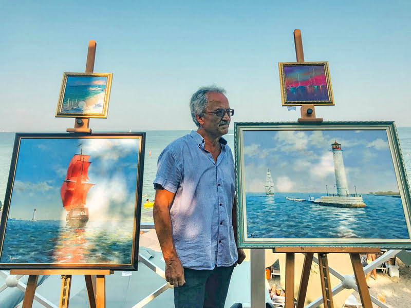 В Одессе над пляжем открылась выставка картин маринистов