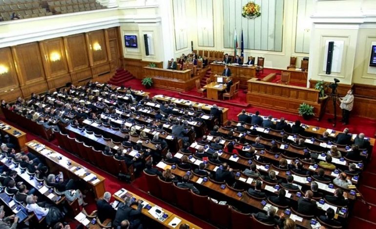 В Болгарии на первом заседании парламента избрали нового спикера и его замов