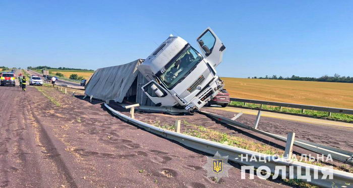На трассе Киев-Одесса опрокинулся грузовик с рапсом – движение затруднено
