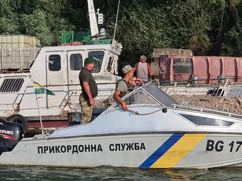 Иностранцы незаконно заплыли в Украину, перепутав устья Дуная