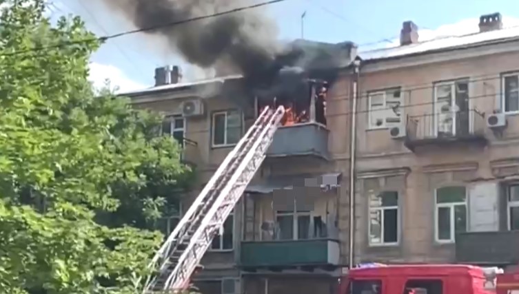 В центре Одессы сгорела квартира в старинном доме