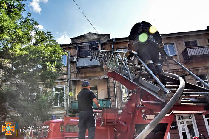 В центре Одессы сгорела квартира в старинном доме
