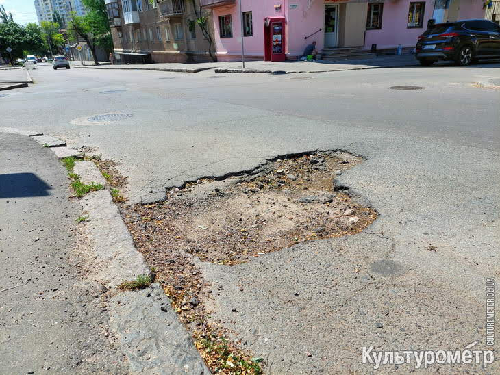 В центре Одессы до сих пор не ликвидировали ямы после зимы