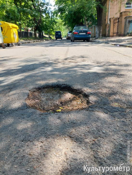 В центре Одессы до сих пор не ликвидировали ямы после зимы