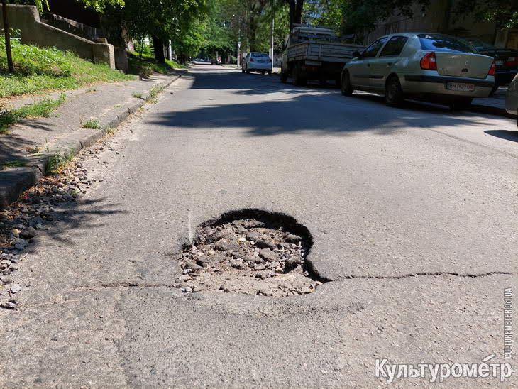 В центре Одессы до сих пор не ликвидировали ямы после зимы