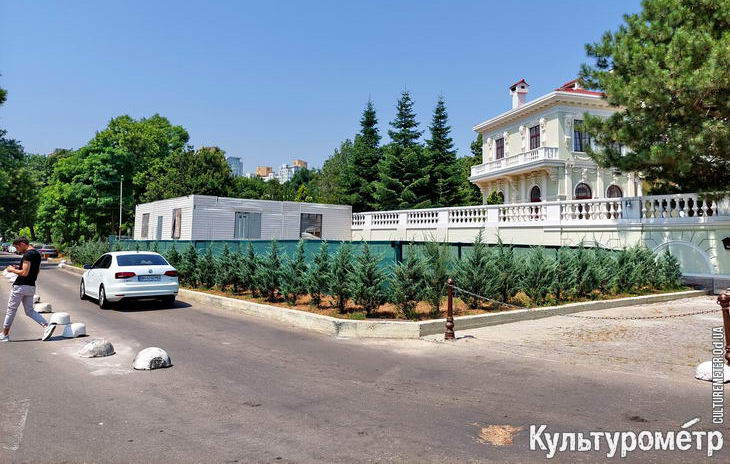 Одесский феодал возле моря отобрал тротуар у туристов