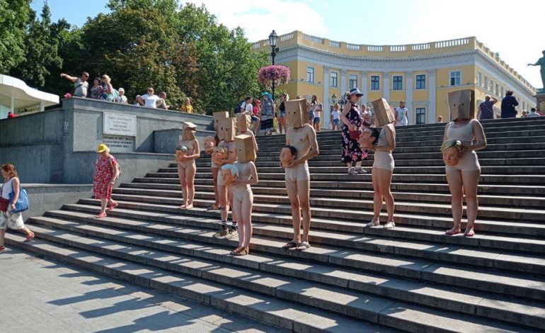 В Одессе на Потемкинской лестнице разделась группа художников-анонимов (фото)