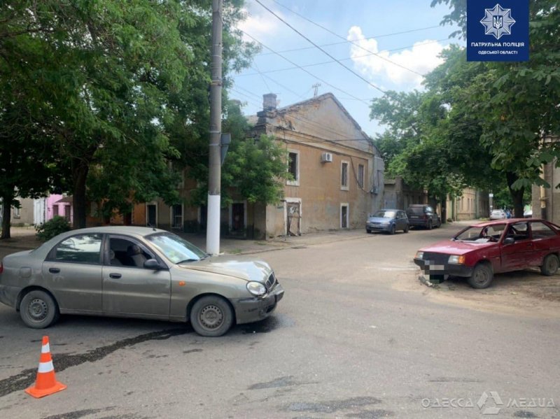 В Суворовском районе Одессы водитель автомобиля «ЗАЗ» не уступил дорогу, в результате чего попал в аварию (фото)