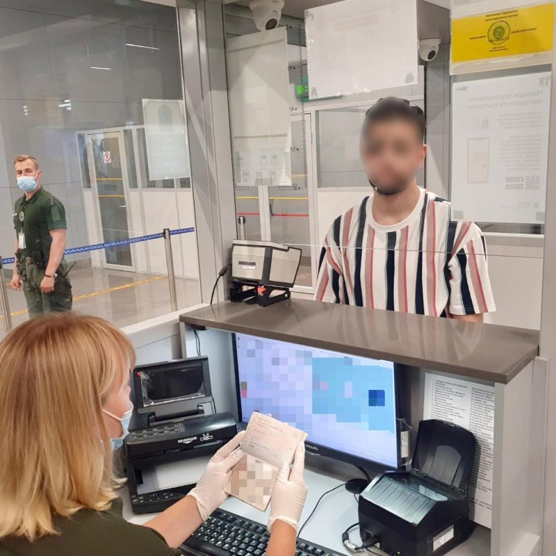 В одесском аэропорту пограничники задержали иранца с итальянским паспортом