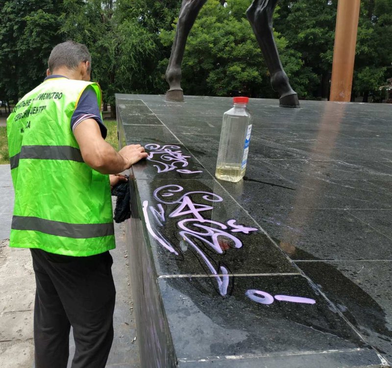 Неизвестные вандалы оставили надписи на памятнике Атаману Головатому (фоторепортаж)