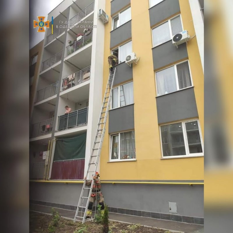 Под Одессой 2-х летний малыш закрыл свою маму на балконе