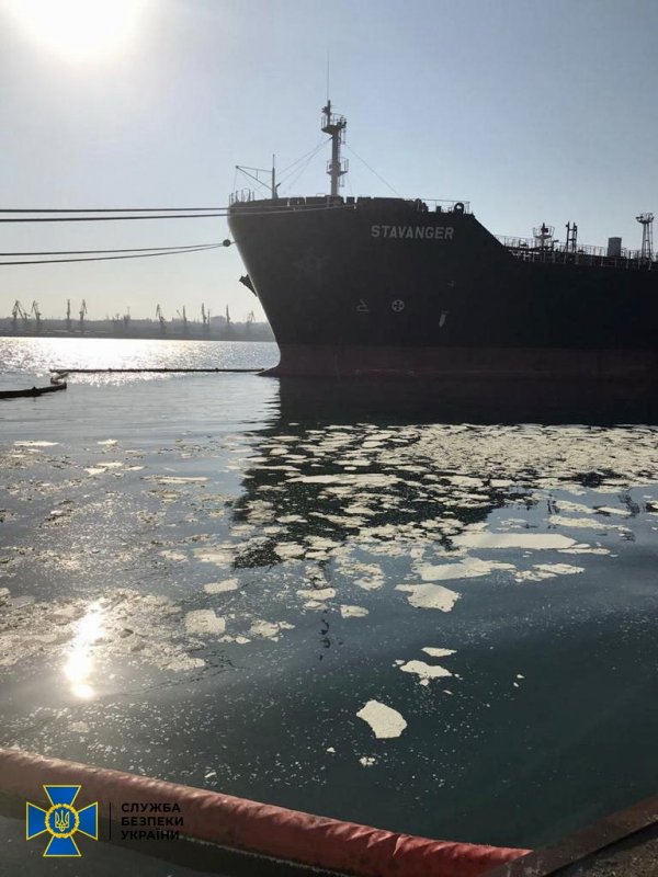 В акватории порта «Южный» иностранное судно сбросило тонны пальмового масла (фоторепортаж)