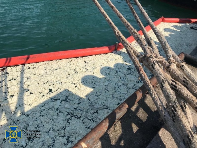 В акватории порта «Южный» иностранное судно сбросило тонны пальмового масла (фоторепортаж)