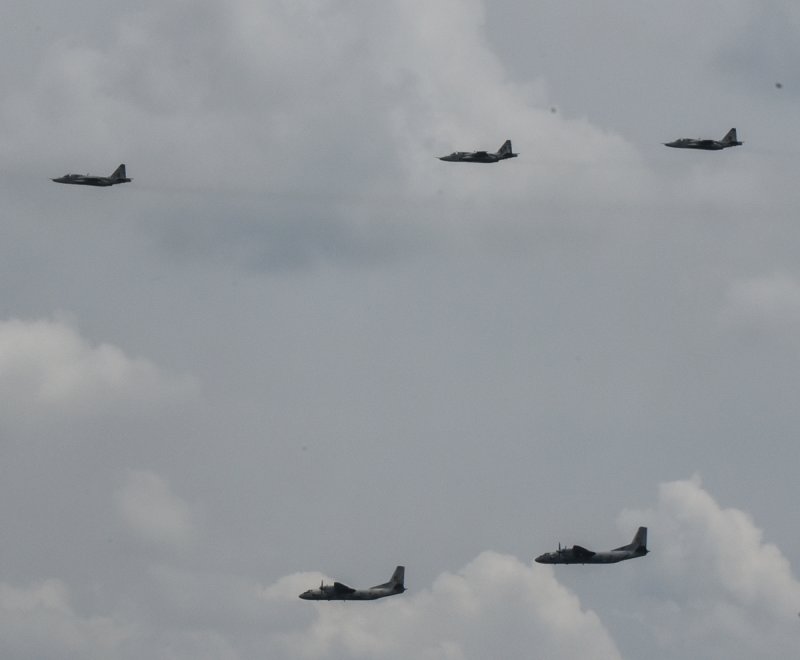 В Одессе по случаю Дня ВМС проходит парад воздушной авиации (фоторепортаж)