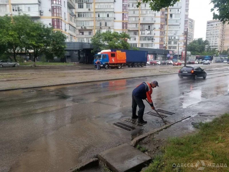 Из-за непогоды в Одессе троллейбусы сокращают маршруты (фоторепортаж)