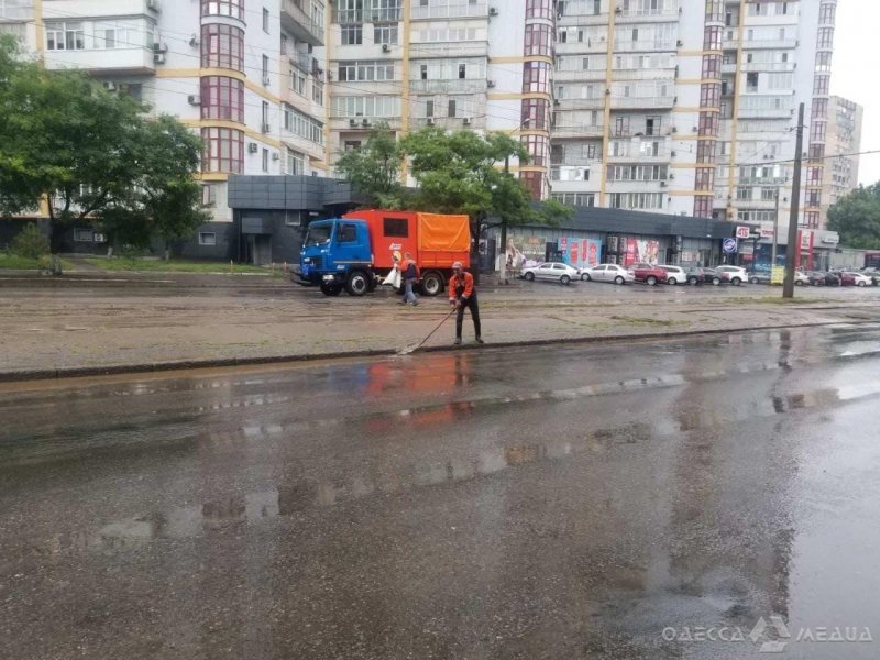 Из-за непогоды в Одессе троллейбусы сокращают маршруты (фоторепортаж)