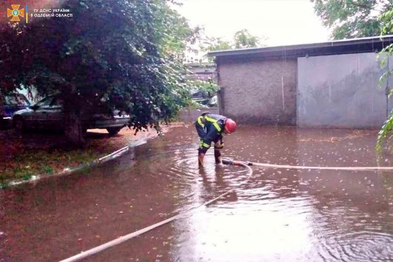 Раздельную и Южный затопило ливнем – спасатели откачивают воду