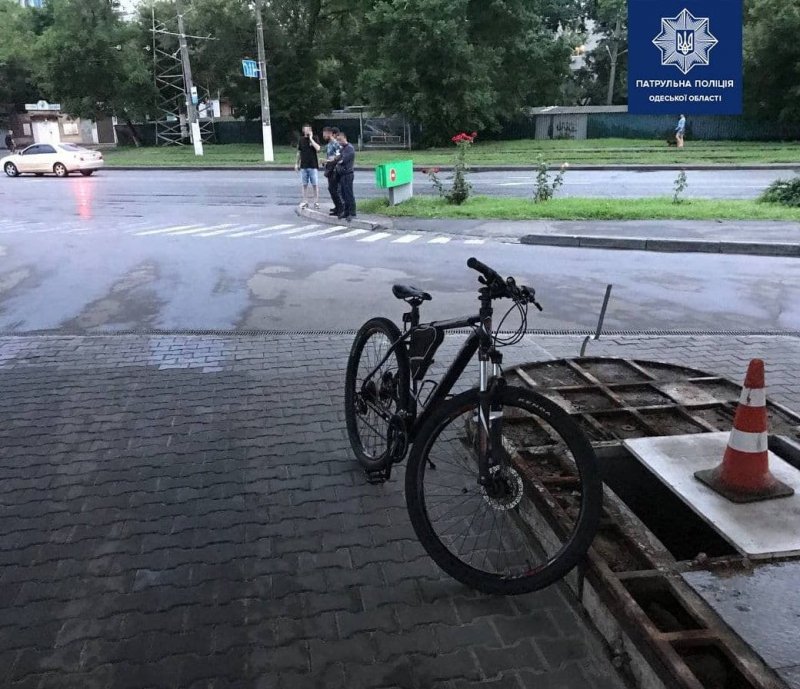 На Люстдорфской дороге водитель автомобиля «ВАЗ» сбил велосипедиста (фото)