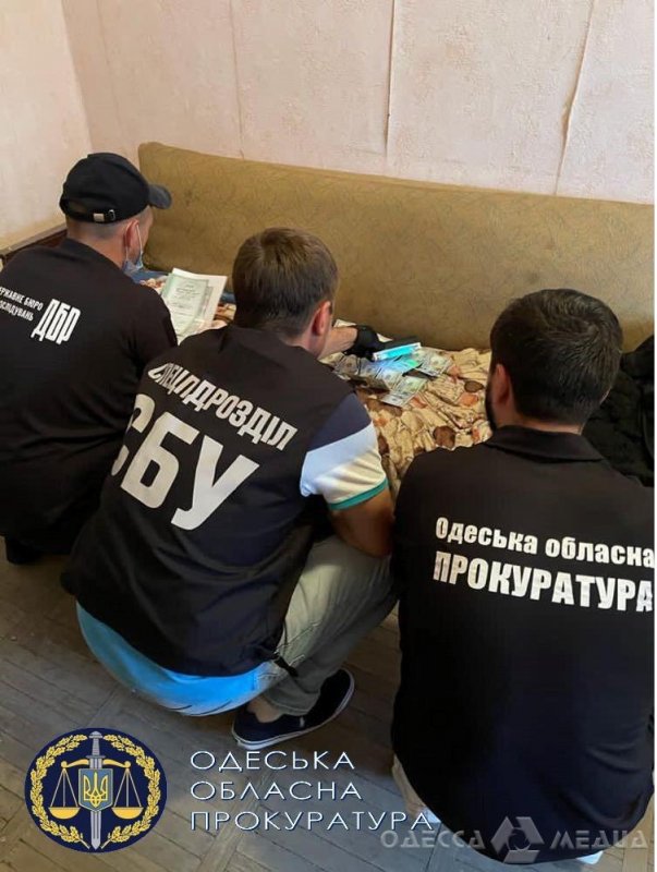 Одесская облпрокуратура: при получении взятки задержаны полицейские (фото)