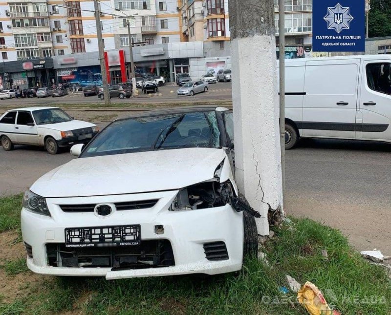 На Балковской водитель «Тойоты» не справился с управлением и влетел в столб