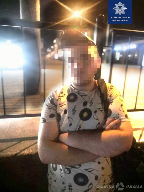 «Отобрал телефон и убежал»: одесские патрульные задержали на Привокзальной площади грабителя (фото)