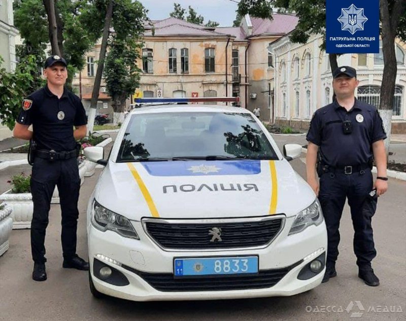 Одесские патрульные спасли жизнь водителю, которому стало плохо